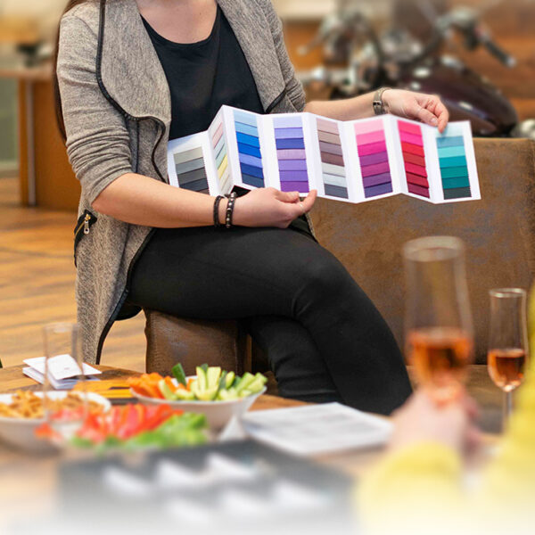 Brillen-Stylistin zeigt eine Farbtafel